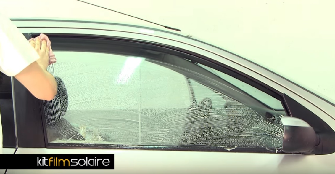 Comment poser des vitres teintées sur voiture en 5 min ? Tuto